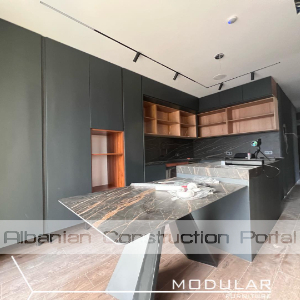 Kabinete kuzhine me multistrade dhe kapake mdf me lyerje Kabinete kuzhine me multistrade dhe kapake mdf me lyerje